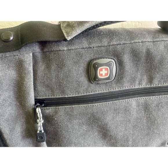 SwissGear Zinc DSLR Camera Messenger Bag in GREAT CONDITION - Picture 3 of 6